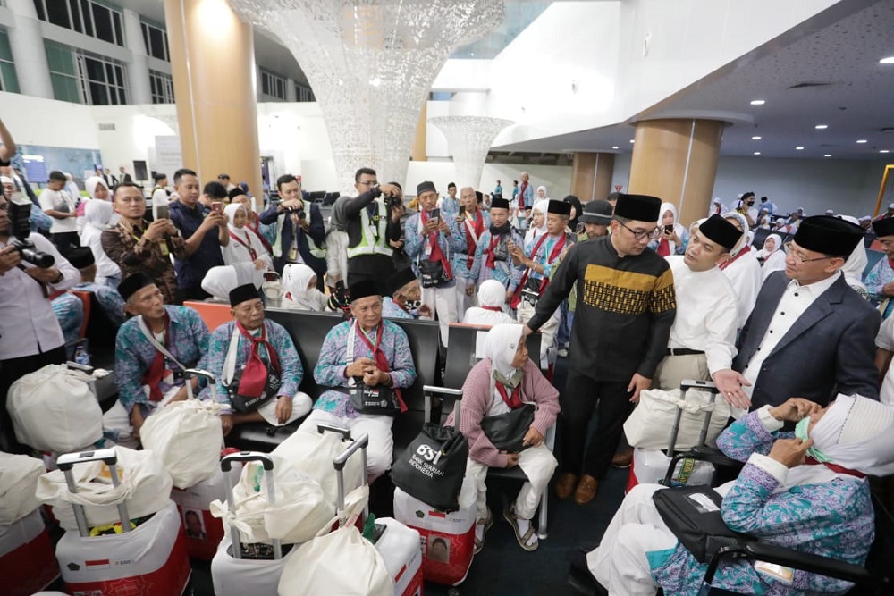 Gubernur Jabar Ridwan Kamil saat melepas keberangkatan calon jemaah haji di Bandara Kertajati.