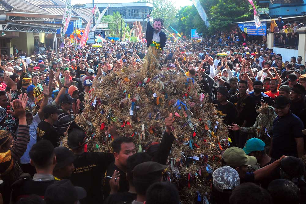  Warga Mengarak Gunungan Saat Tradisi Sedekah Bumi di Jepara