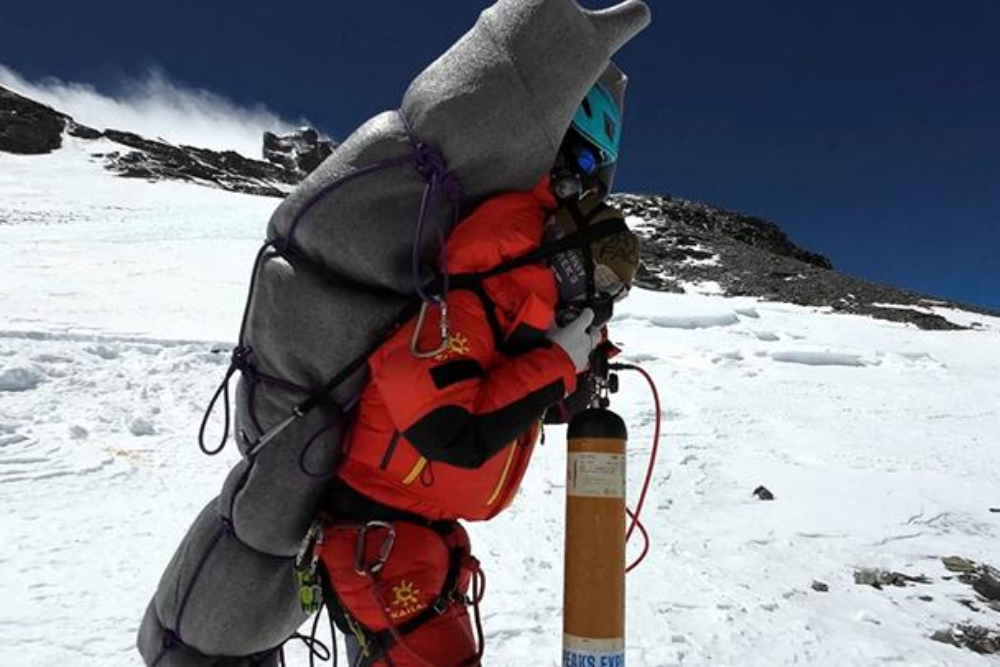 Momen penyelamatan pendaki Malaysia oleh Sherpa, Ngima Tashi Sherpa menggendong seorang pendaki Malaysia dalam misi penyelamatan dari zona kematian di atas kamp empat di Everest, Nepal, 18 Mei 2023/Gelje Sherpa via REUTERS