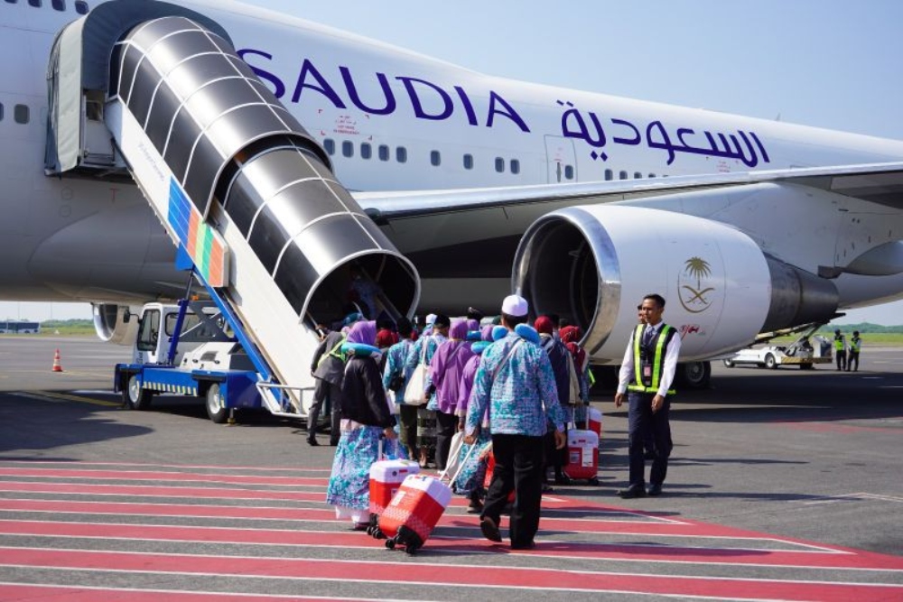 Para peserta ibadah haji memasuki pesawat Saudia Airlines untuk berangkat ke Arab Saudi. (ANTARA/HO-Kemenag)
