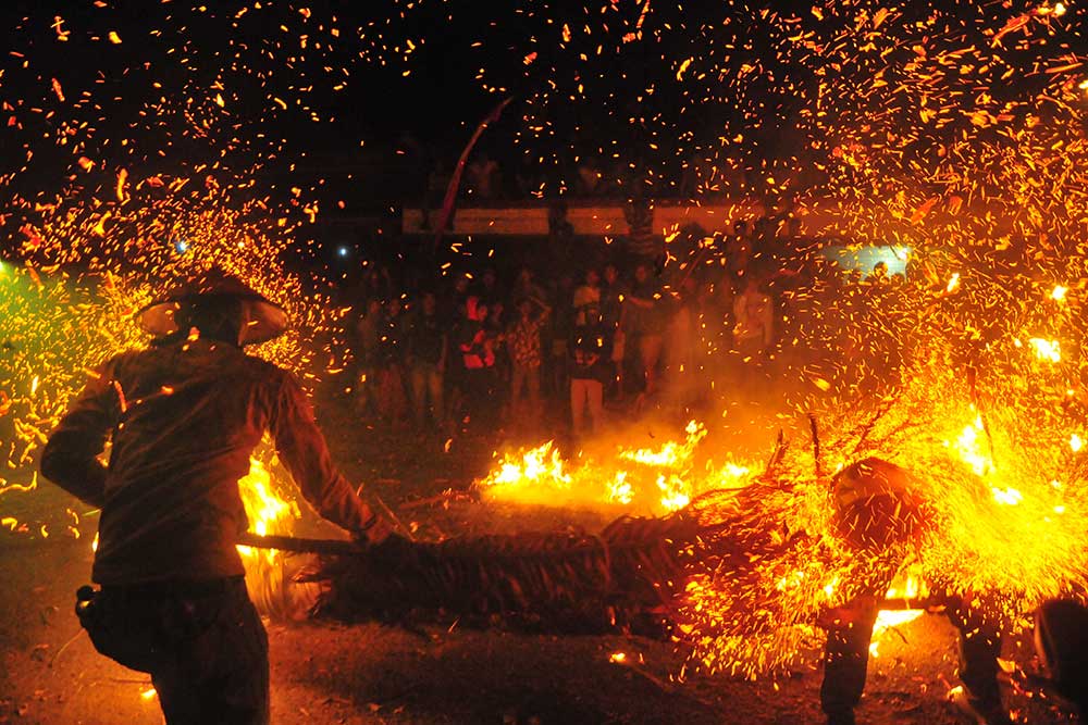  Keseruan Tradisi Perang Obor di Jepara Jawa Tengah