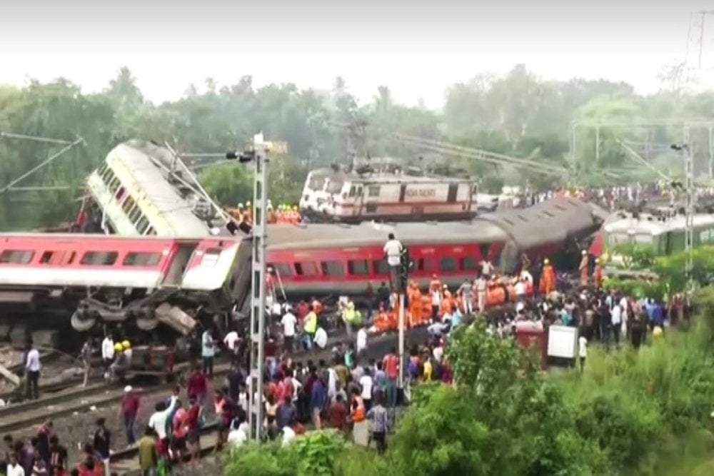 Tim penyelamat menyisir gerbong keretapada Sabtu (3/6/2023) mencoba menemukan korban setelah dua kereta penumpang bertabrakan di negara bagian Odisha India sehari sebelumnya, menewaskan sedikitnya 288 orang dan menyebabkan 850 orang terluka./Reuters