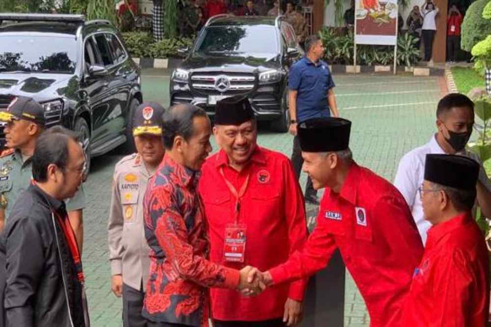Rakernas III PDIP: Jokowi Tiba Disambut Ganjar dan Para Elite Partai / BISNIS - Akbar Evandio