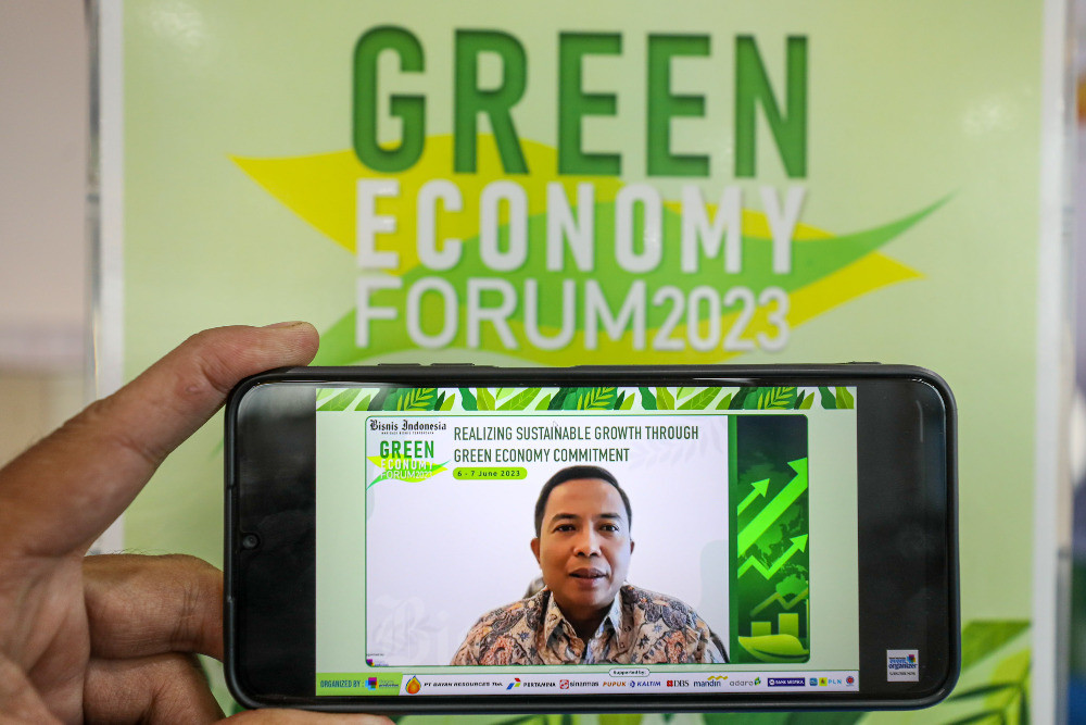 Direktur Kepatuhan BRI sekaligus Anggota Perbanas Bidang Pengembangan Hukum&ESG Ahmad Solichin Lutfiyanto memberikan paparan secara daring saat Bisnis Indonesia Green Economy Forum 2023 di Jakarta, Selasa (6/6/2023). Bisnis/Abdurachman