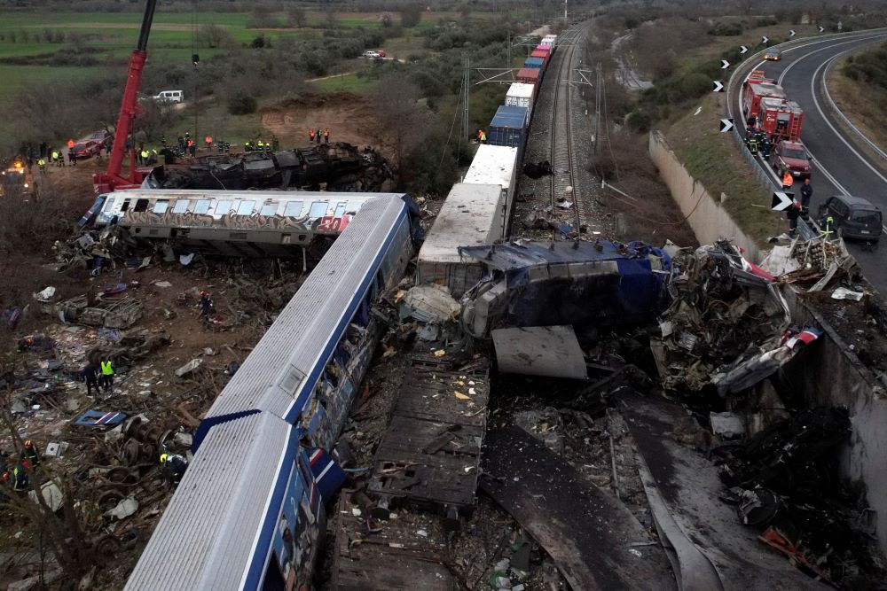 Kru penyelamat beroperasi di lokasi kecelakaan dua kereta yang bertabrakan di dekat kota Larissa, Yunani, 1 Maret 2023/Reuters-Alexandros Avramidis