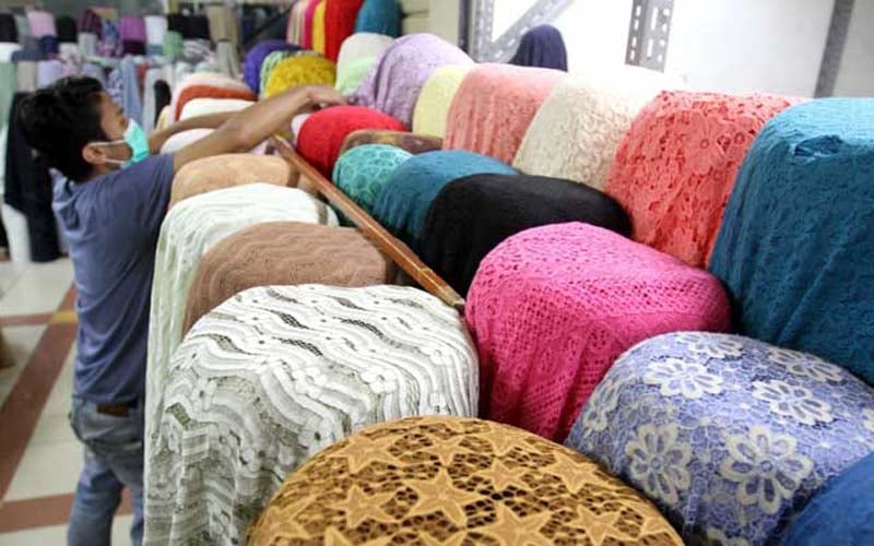 Pedagang menata kain tekstil di pasar Tanah Abang, Jakarta, Selasa (11/2/2020)./Bisnis-Arief Hermawan