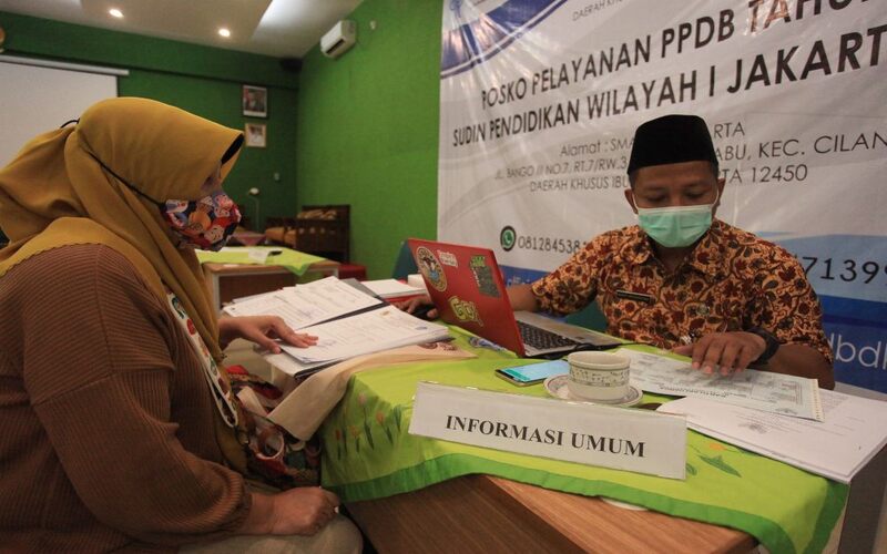 Petugas melayani orang tua calon peserta didik saat Pendaftaran Peserta Didik Baru (PPDB) di Posko Pelayanan PPDB 2022, SMA Negeri 66, Jakarta, Rabu (18/5/2022) - jibi