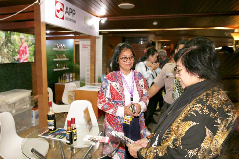 Menteri Lingkungan Hidup dan Kehutanan (LHK) Siti Nurbaya mengunjungi booth APP Sinar Mas/ Istimewa
