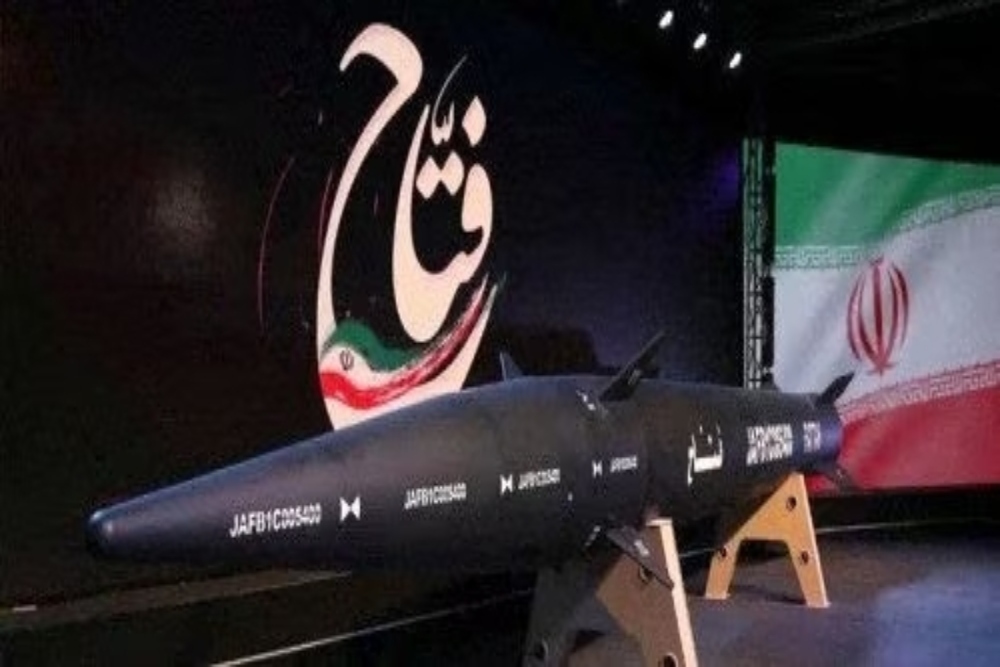 Rudal balistik hipersonik Fattah yang memiliki jangkauan 1.400 km, diluncurkan oleh Iran pada Selasa (6/6/2023).-Reuters