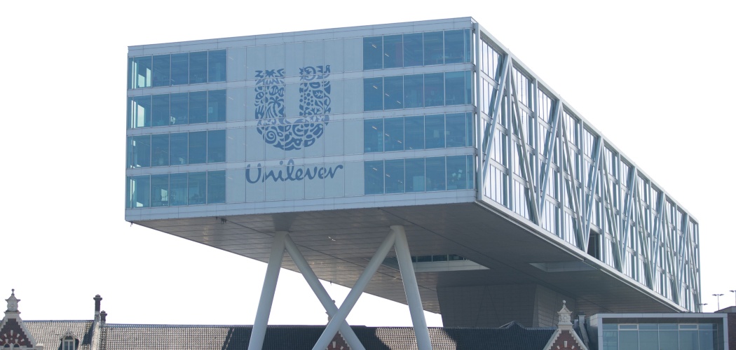 Logo Unilever di kantor pusat Unilever NV di Rotterdam, Belanda, Kamis (11/5/2017)./Bloomberg-Jasper Juinen