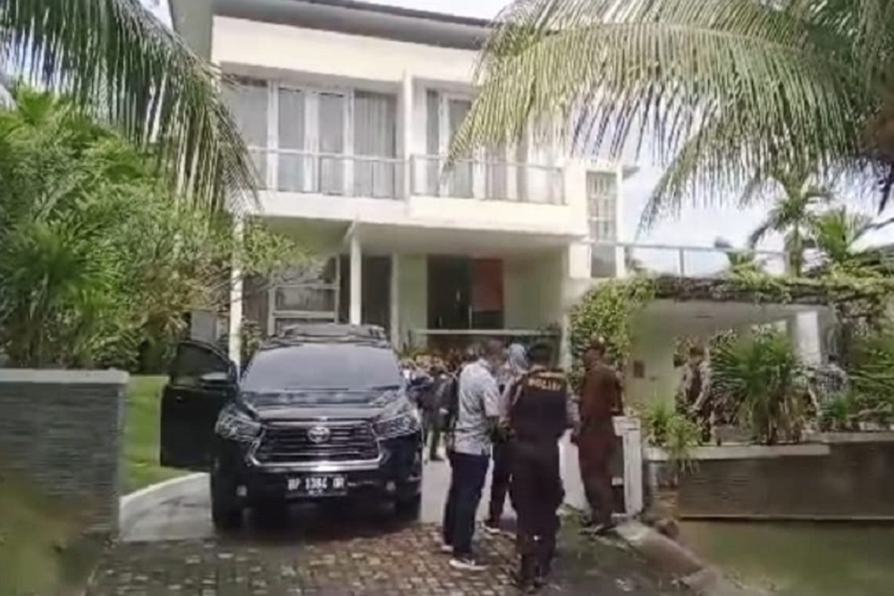Komisi Pemberantasan Korupsi (KPK) menggeledah rumah mewah mantan Kepala Bea Cukai (BC) Makassar Andhi Pramono yang berlokasi di Perumahan Grand Summit, Sekupang, Batam, Selasa (6/6/2023). 