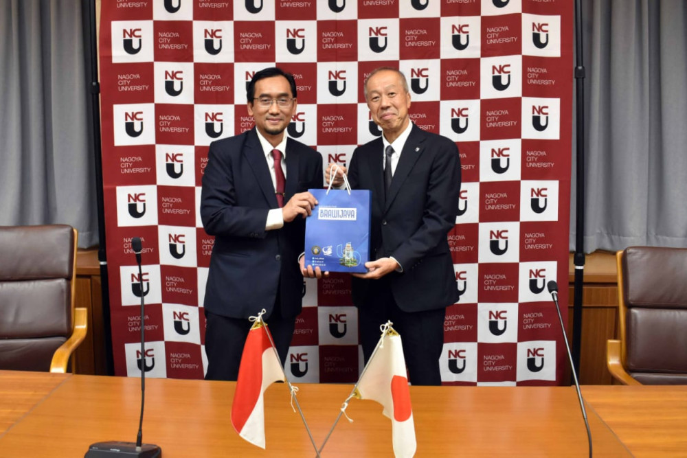 Rektor Universitas Brawijaya (UB), Prof Widodo (kiri) bersama President Nagoya City University, Kiyofumi Asai, di Nagoya beberapa waktu lalu./ Istimewa
