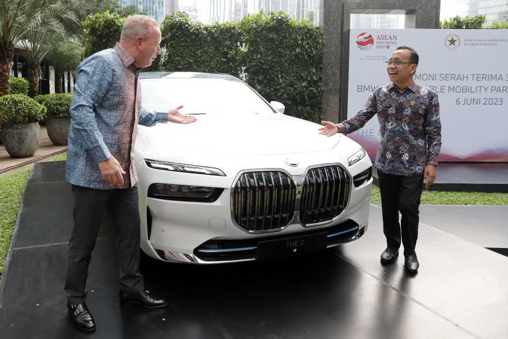  BMW Indonesia Serahkan BMW i7 Sebagai Sustainable Mobility Partner Untuk KTT ke-43 ASEAN PLUS 2023