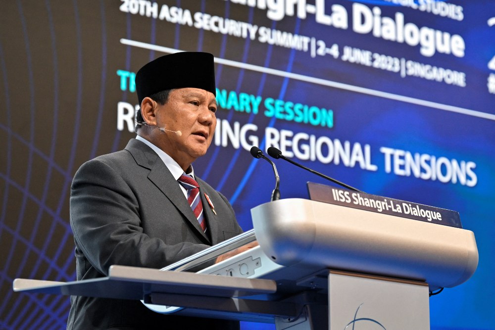 Menteri Pertahanan Indonesia Prabowo Subianto berbicara pada sesi pleno Dialog Shangri-La IISS ke-20 di Singapura, 3 Juni 2023. REUTERS/Caroline Chia