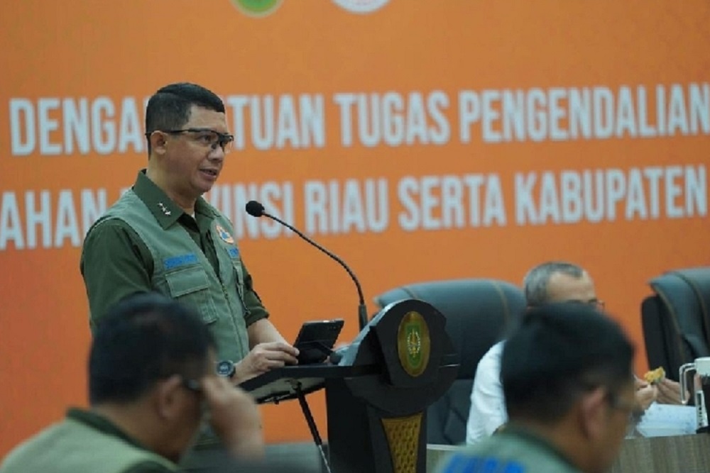 Kepala BNPB Letjen TNI Suharyanto saat rakor penanganan karhutla di Provinsi Riau, di Gedung Daerah, Pekanbaru, Rabu (7/6/2023). /Istimewa