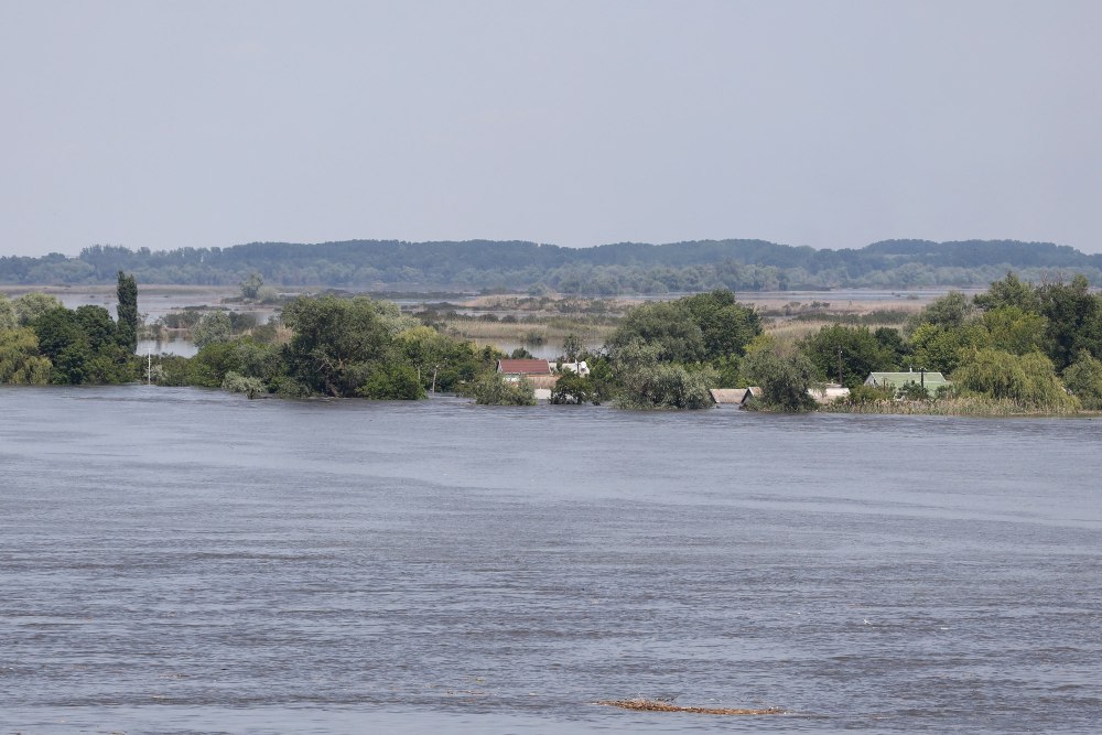 Sebagian wilayah Kherson yang tergenang air pada 6 Juni 2023, menyusul kerusakan yang terjadi di bendungan HPP Kakhovka. Bloomberg/Getty Images