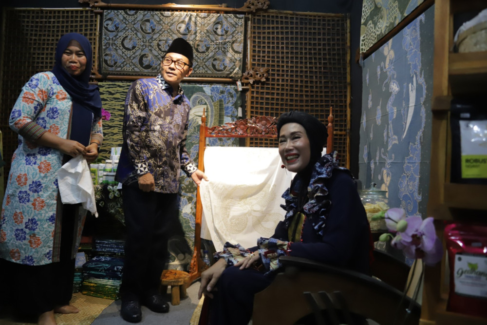 Wali Kota Malang, Sutiaji, bersama Ketua Tim Penggerak PKK, Widayati Sutiaji (kanan) melihat batik karya perajin batik asal Kota Malang di Malang beberapa waktu yang lalu./Istimewa