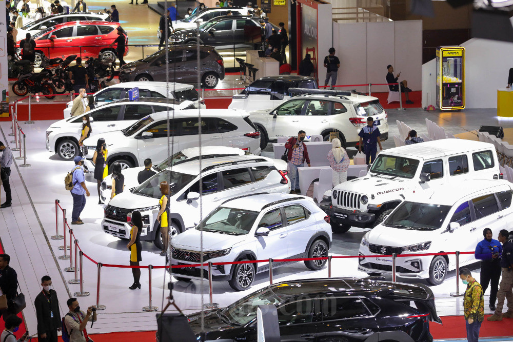 Pengunjung mengamati mobil dalam pameran Indonesia International Motor Show (IIMS) 2023 di JIExpo Kemayoran, Jakarta, Kamis (16/2/2023). Bisnis/Himawan L Nugraha