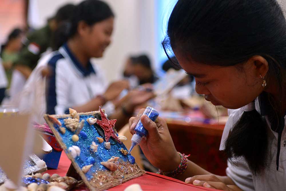  Siswa SMA di Bali Belajar Membuat Kerajinan Dari Daur Ulang Sampah