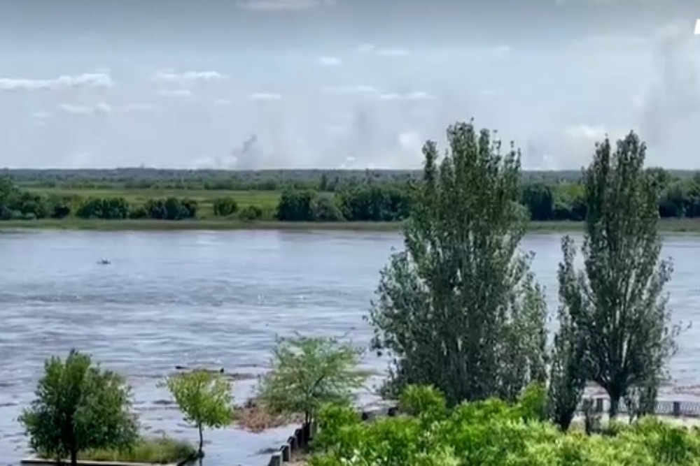 Video menunjukkan air yang mengalir deras di Sungai Dnipro di taman Kherson setelah bendungan hulu Kakhovka jebol dan mengeluarkan semburan air./Reuters