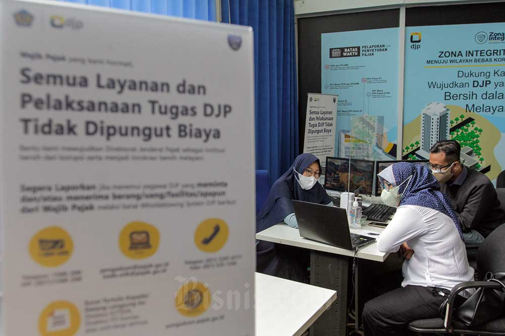 Wajib pajak beraktivitas di salah satu kantor pelayanan pajak pratama, Jakarta, Rabu (11/1/2023). Bisnis/Fanny Kusumawardhani