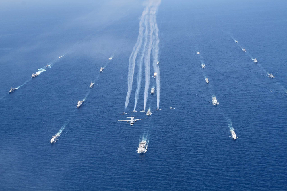  Kapal Perang Dari Berbagai Negara Berlayar di Selat Makassar