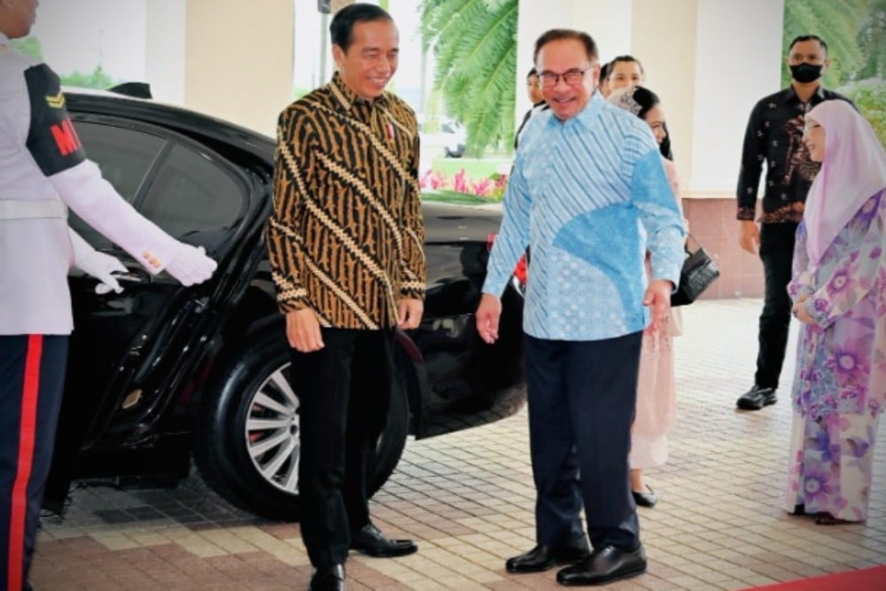 Presiden Joko Widodo (Jokowi) dan Perdana Menteri (PM) Malaysia Dato’ Seri Anwar Ibrahim menyaksikan penandatanganan dan pertukaran sejumlah nota kesepahaman yang telah disepakati kedua negara, dalam pertemuan yang digelar di Seri Perdana, Putrajaya, Malaysia, pada Kamis (8/6/2023)./Istimewa