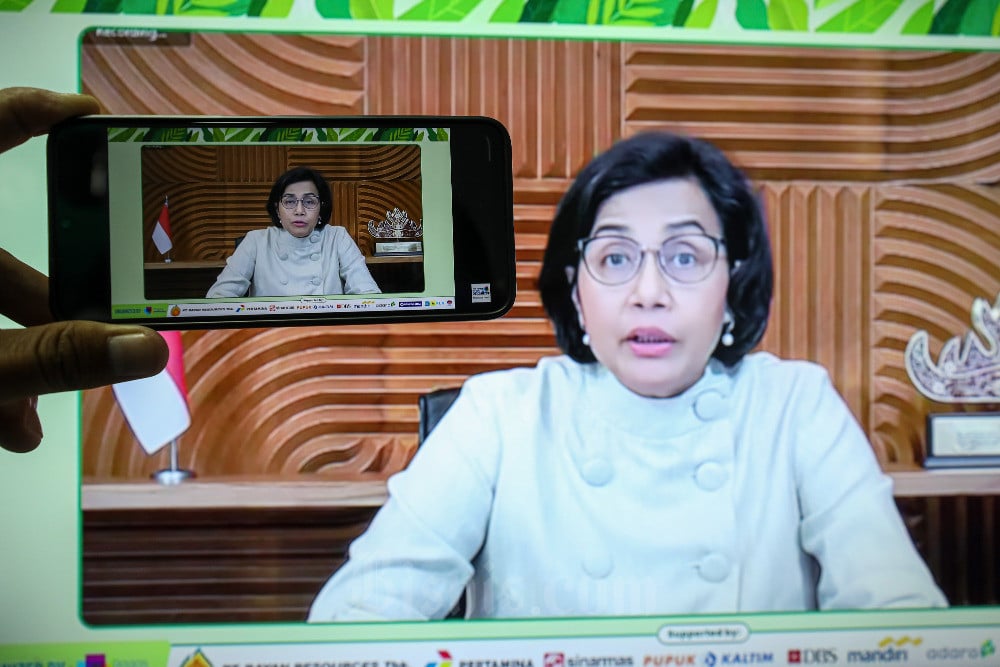 Layar menampilkan Menteri Keuangan Sri Mulyani Indrawati memberikan paparan secara daring saat Bisnis Indonesia Green Economy Forum 2023 di Jakarta, Selasa (6/6/2023). Bisnis/Abdurachman