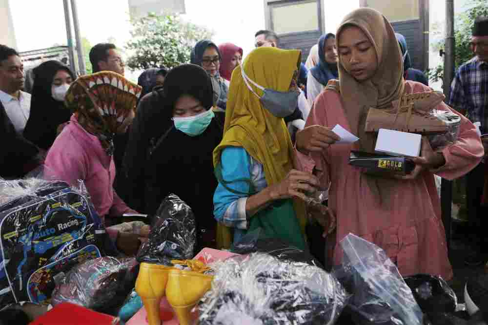Warga Surabaya berburu barang-barang seharga Rp5.000/3 item dalam program Garage Sale di Simomulyo Surabaya, Kamis (8/6/2023)./Dok. Pemkot Surabaya