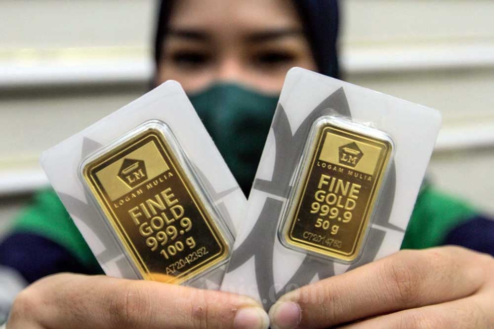 Karyawan menunjukkan emas batangan di Galeri 24 Pegadaian, Jakarta, Rabu (6/7/2022). Bisnis/Fanny Kusumawardhani