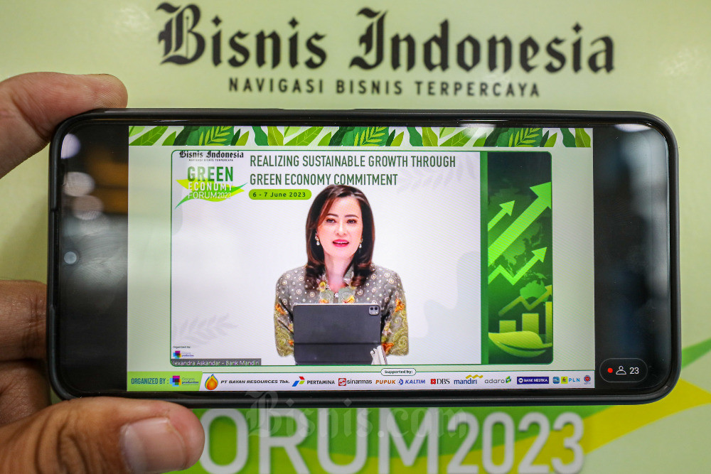Wakil Direktur Utama PT Bank Mandiri (Persero) Tbk. Alexandra Askanda memberikan paparan secara daring saat Bisnis Indonesia Green Economy Forum 2023 di Jakarta, Selasa (6/6/2023). Bisnis/Abdurachman