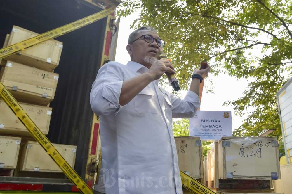 Menteri Perdagangan Zulkifli Hasan memimpin pemusnahan barang selundupan senilai Rp13,31 miliar di Kawasan Industri Keroncong, Tangerang, Banten pada Jumat (9/6/2023)./ BISNIS - Indra Gunawan