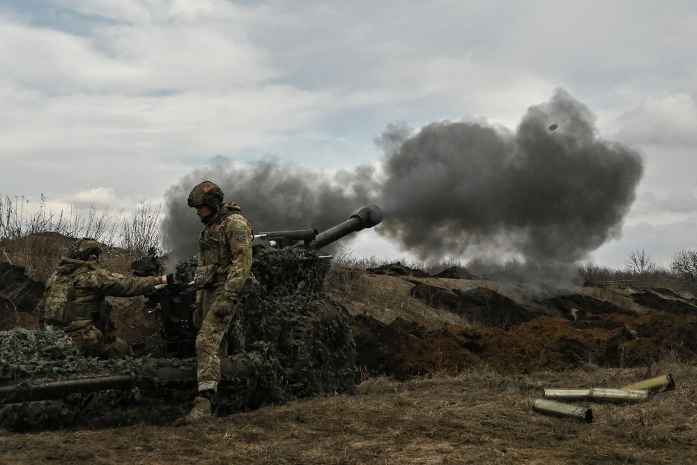 Tentara Ukraina menembak dengan howitzer 105mm ke posisi Rusia pada 8 Maret. Bloomberg AFP/Getty Images