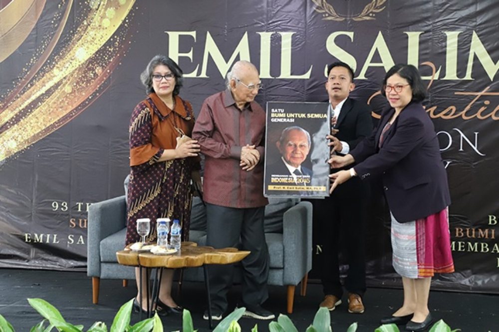 Pakar lingkungan hidup yang juga ekonom Prof. H. Emil Salim, Ph.D merayakan ulang tahunnya yang ke-93 pada Kamis (8/6/2023)./Istimewa