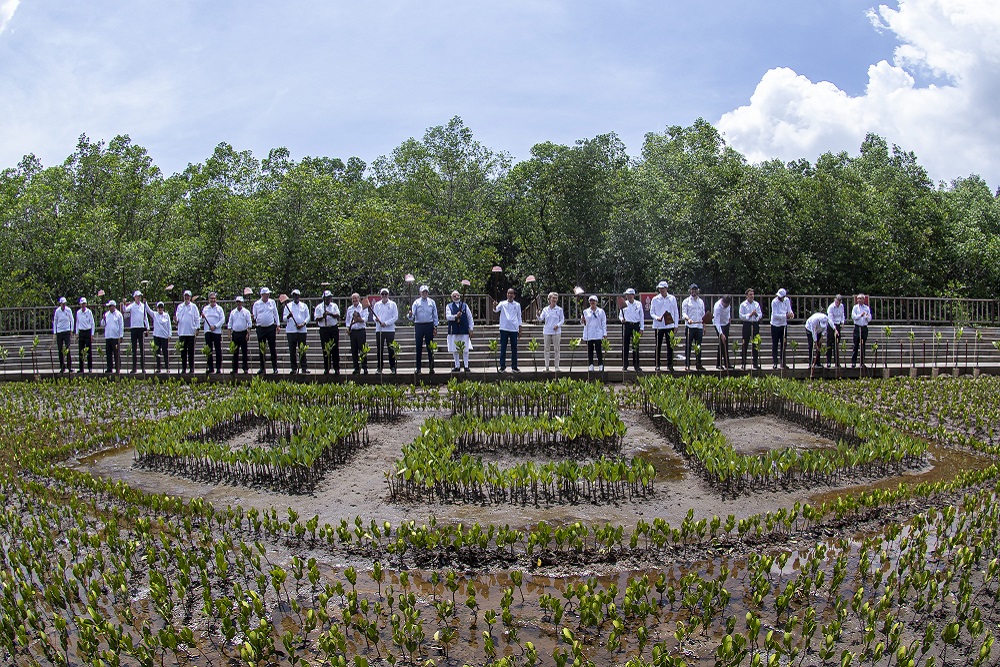 Para pemimpin dunia yang sedang berada di Bali untuk mengikuti Konferensi Tingkat Tinggi (KTT) G20 berkumpul di Taman Hutan Raya (Tahura) Ngurah Rai, Kota Denpasar, pada Rabu, 16 November 2022./ Dok. Biro Setpres RI. 