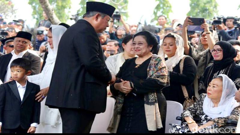 Megawati Soekarnoputri dan Susilo Bambang Yudhoyono (SBY) bertemu saat pemakaman Ani Yudhoyoni di Taman Makam Pahlawan Kalibata Jakarta, Minggu (2/6/2019)./Istimewa