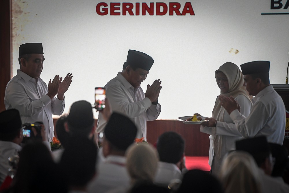 Ketua Umum Partai Gerindra Prabowo Subianto (tengah) bersama Ketua Harian DPP Partai Gerindra Sufmi Dasco Ahmad (kanan) dan Sekjen Partai Gerindra Ahmad Muzani (kiri)/ ANTARA FOTO/Galih Pra