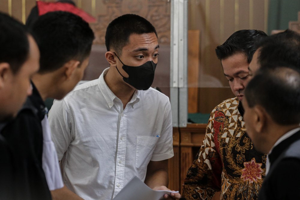 Terdakwa Mario Dandy (tengah) berbicara dengan tim kuasa hukum saat sidang perdana di Pengadilan Negeri Jakarta Selatan, Jakarta, Selasa (6/6/2023). Sidang tersebut beragendakan pembacaan dakwaan atas kasus dugaan penganiayaan terhadap David Ozora. ANTARA FOTO/Fauzan/hp.
