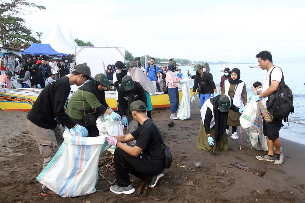  Aksi Bersih-Bersih Sampah di Pantai Tanjung Bayang Makassar