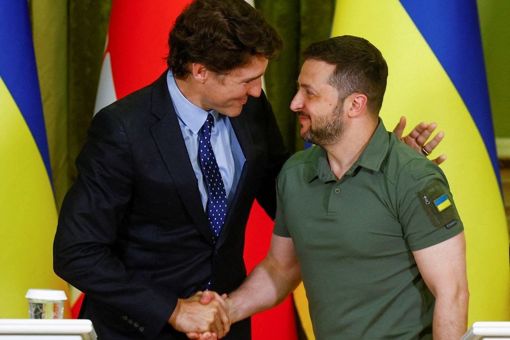 Perdana Menteri Kanada Justin Trudeau dan Presiden Ukraina Volodymyr Zelensky berjabat tangan dan berpelukan saat konferensi pers bersama, di tengah serangan Rusia ke Ukraina, di Kyiv, Ukraina, Sabtu (10/6/2023)./Reuters