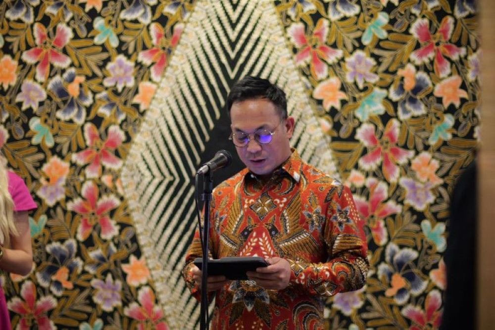Dubes RI untuk Bulgaria Iwan Bogananta menyampaikan sambutan dalam penyerahan donasi batik Indonesia rancangan Iwan Tirta ke National Gallery Sofia, Bulgaria, Jumat (9/6/2023)./ANTARA/KBRI Sofia