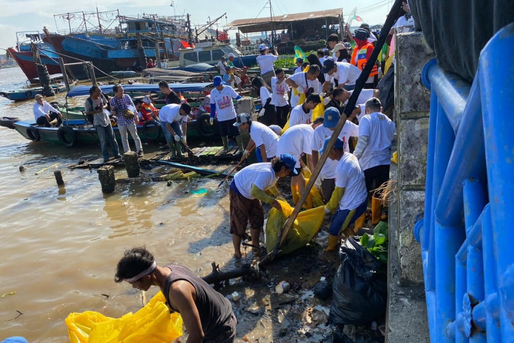  Turun Langsung, Warga Palembang Bersihkan 3 Ton Sampah di Sungai Musi