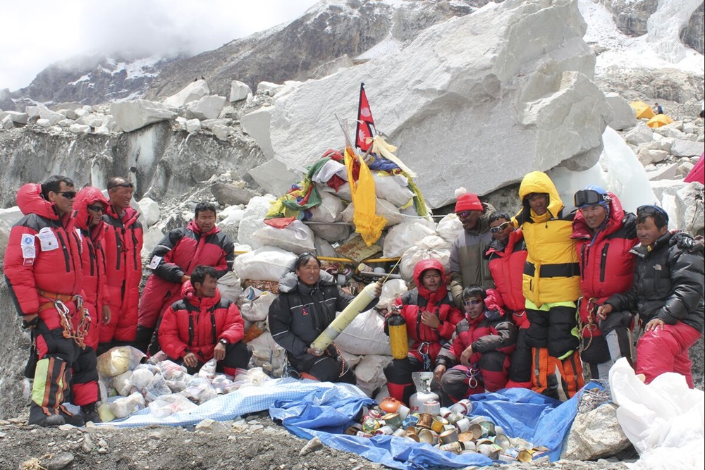  Viral Pendaki China Tak Mau Bayar Sherpa Everest Usai Diselamatkan dari Kematian