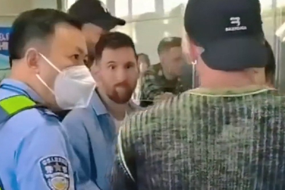  Viral Video Lionel Messi Tertahan di Bandara Beijing, Paspor Bermasalah?