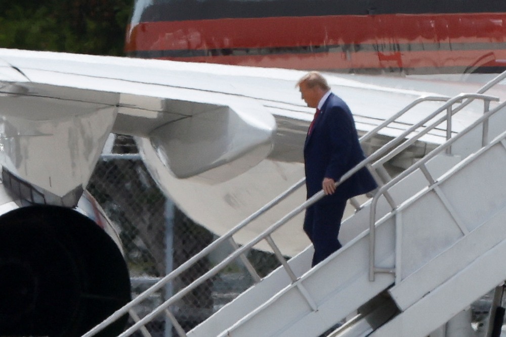  Trump Tiba di Florida dengan Jet Pribadi untuk Menghadapi Dakwaan