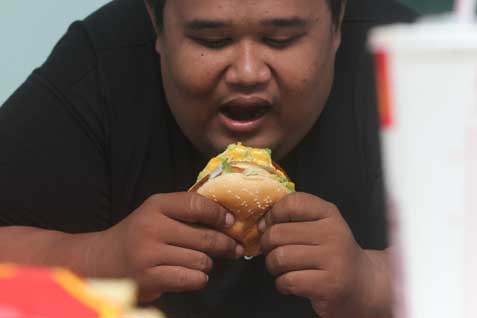  Sering Kalap Makan Ketika Stres? Ternyata Ini Alasannya