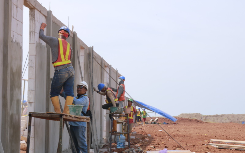 Ilustrasi. Pekerja konstruksi tengah merampungkan proyek di Kawasan Industri Terpadu Batang (KITB)./Bisnis-Muhammad Faisal Nur Ikhsan.