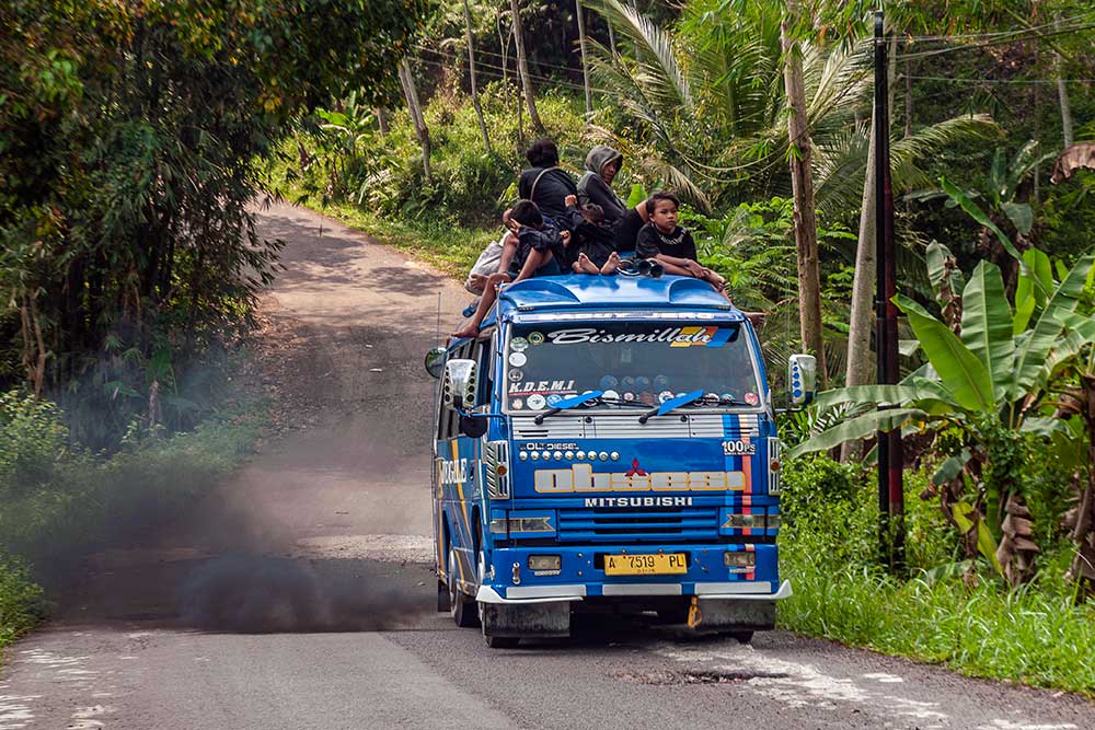  Bahaya, Warga Suku Badui Naik di Atap Angkutan Bus Untuk Berpergian