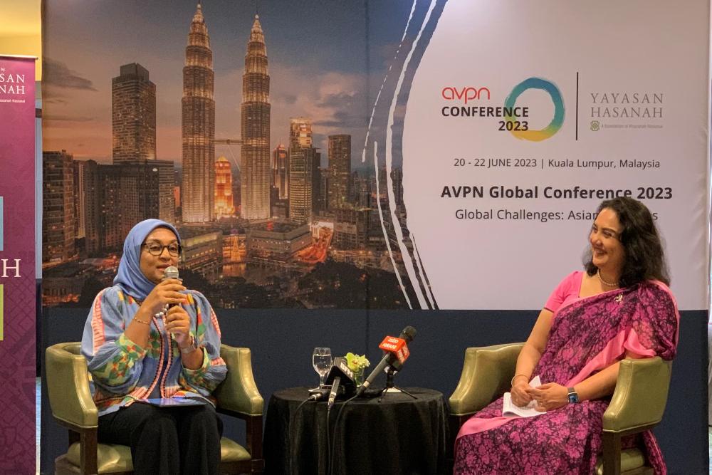Dato’ Shahira Ahmed Bazari, Managing Director of Yayasan Hasanah (kiri) dan CEO of AVPN, Naina Subberwal Batra (kanan) sedang berdiskusi membahas tantangan global/istimewa