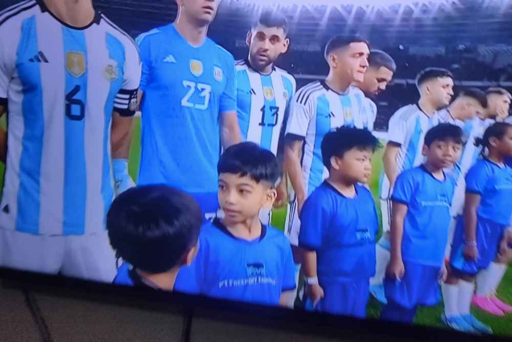  Jokowi Kaget Jan Ethes Gandeng Emiliano Martinez di Laga Indonesia vs Argentina